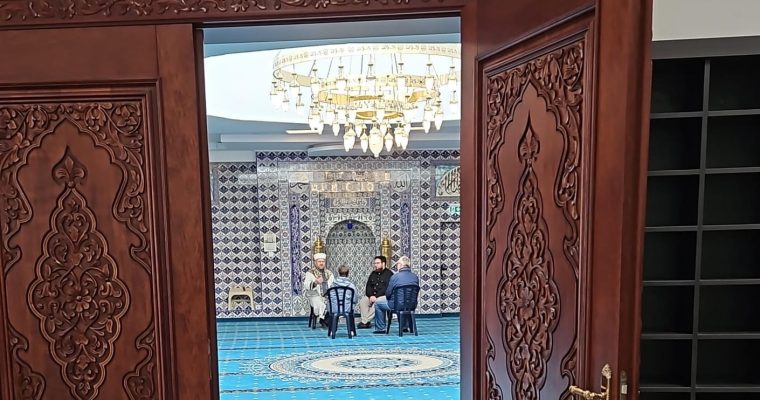„Tag der offenen Moschee. Brücken bauen statt Mauern“.